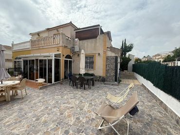Casa aparellada amb balcó en venda a Calle Calle Trepadora