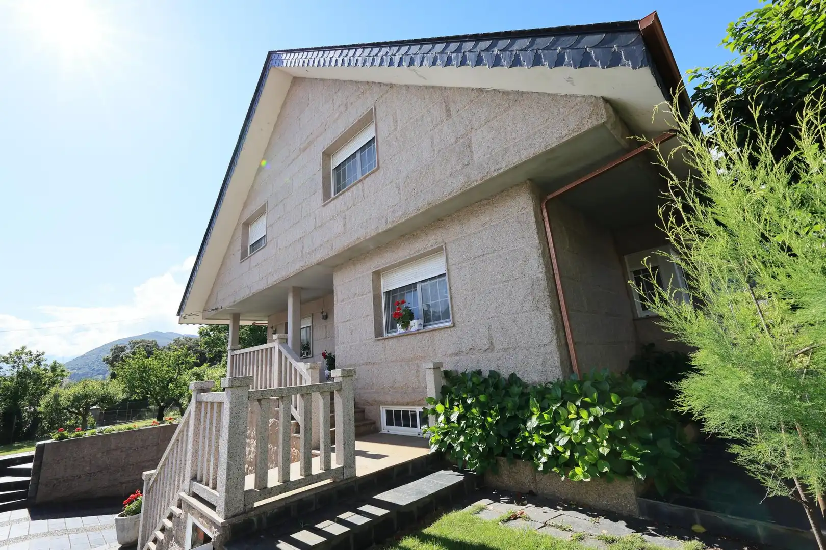 Außenansicht von Haus oder Chalet zum Verkauf in O Barco de Valdeorras   mit Heizung, Terrasse und Schwimmbad