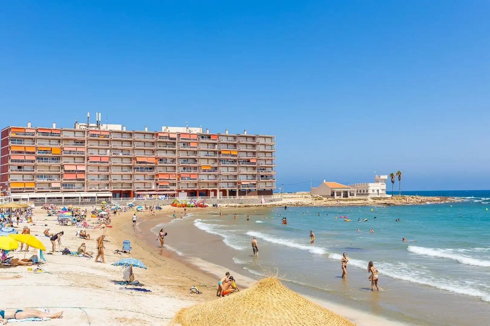 Vista exterior de Casa o xalet en venda en Torrevieja amb Aire condicionat, Calefacció i Jardí privat