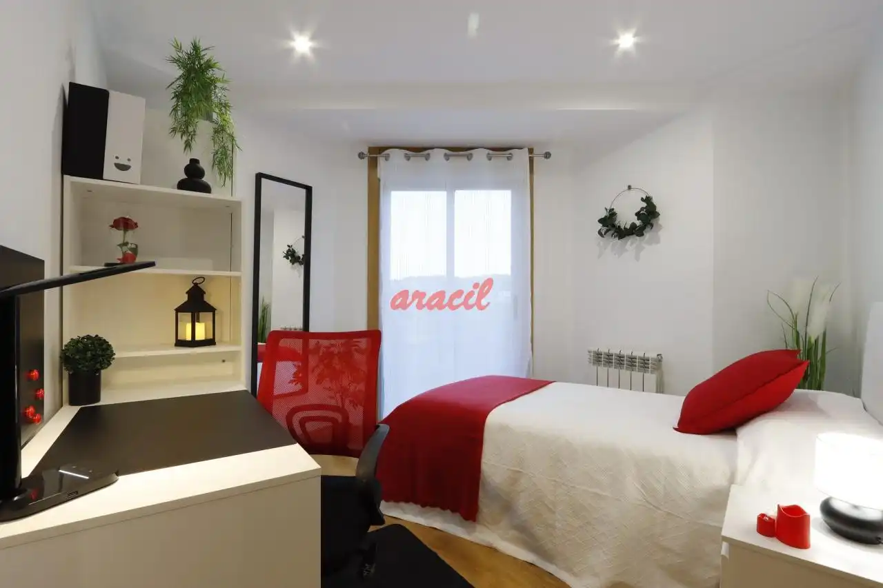 Habitación de Piso en venta en Ourense Capital  con Calefacción, Trastero y Amueblado