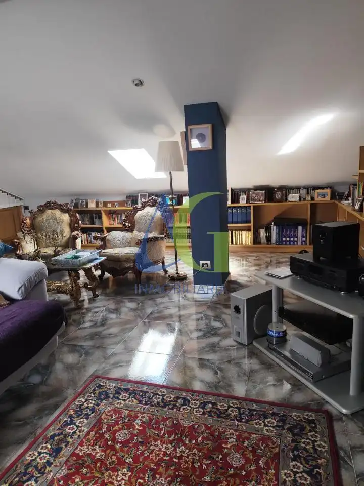 Sala d'estar de Casa o xalet en venda en Villaquilambre amb Calefacció, Jardí privat i Parquet