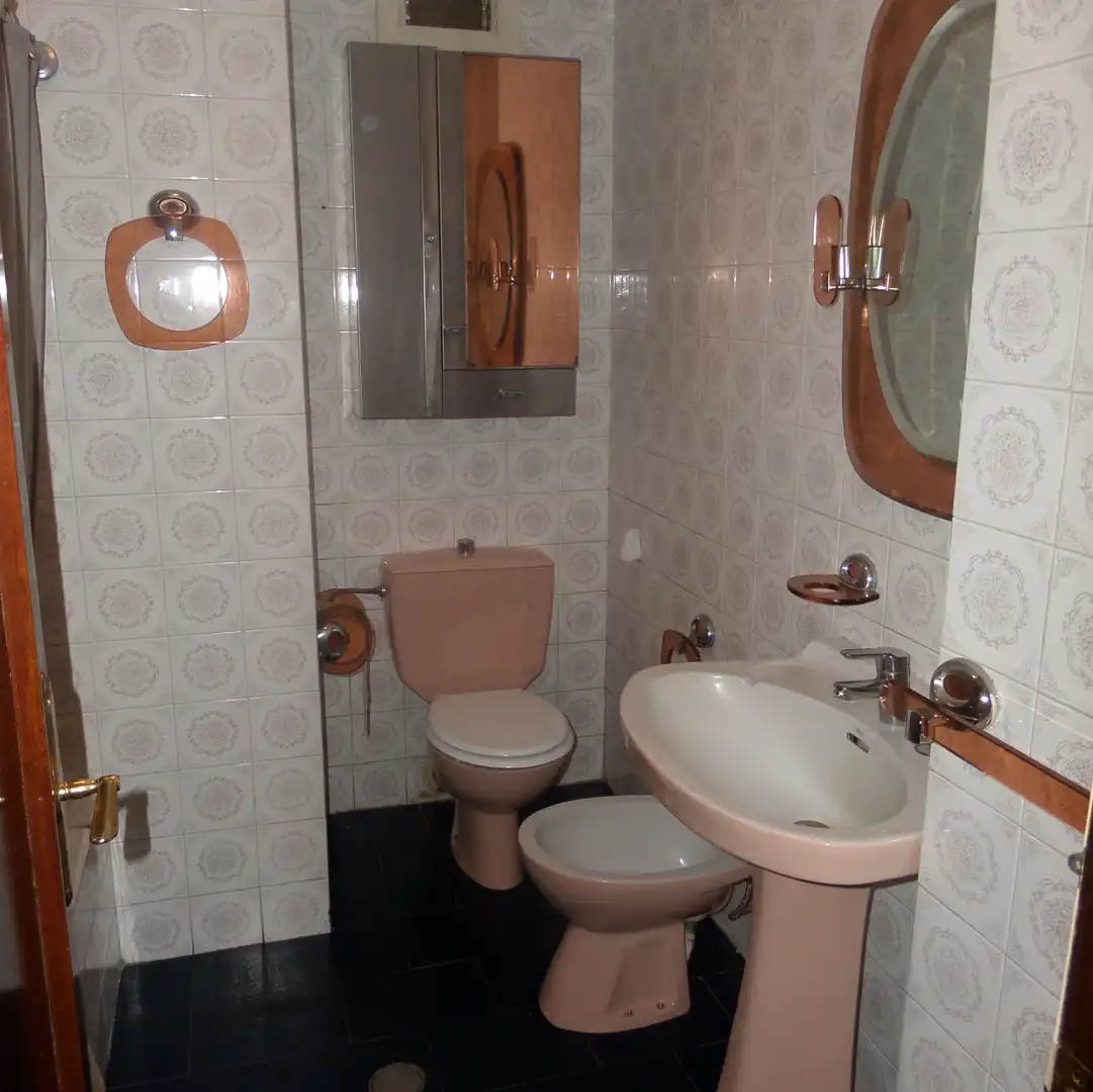 Badezimmer von Wohnung zur Miete in A Coruña Capital  mit Parkett, Möbliert und Ofen