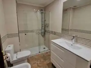 Bany de Casa adosada en venda en Vigo  amb Calefacció, Jardí privat i Terrassa