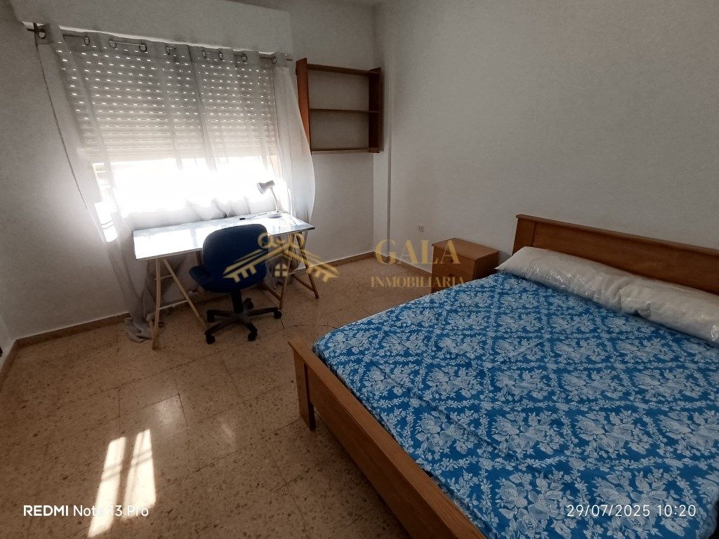 Habitación de Piso de alquiler en Cáceres Capital con Calefacción, Terraza y Amueblado