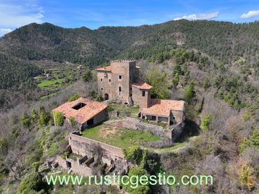 Casa rústica amb balcó en venda a Les Llosses