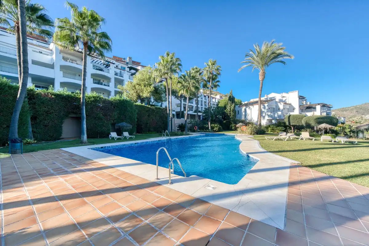 Schwimmbecken von Wohnungen zum Verkauf in Benahavís mit Klimaanlage, Terrasse und Gemeinschaftspool