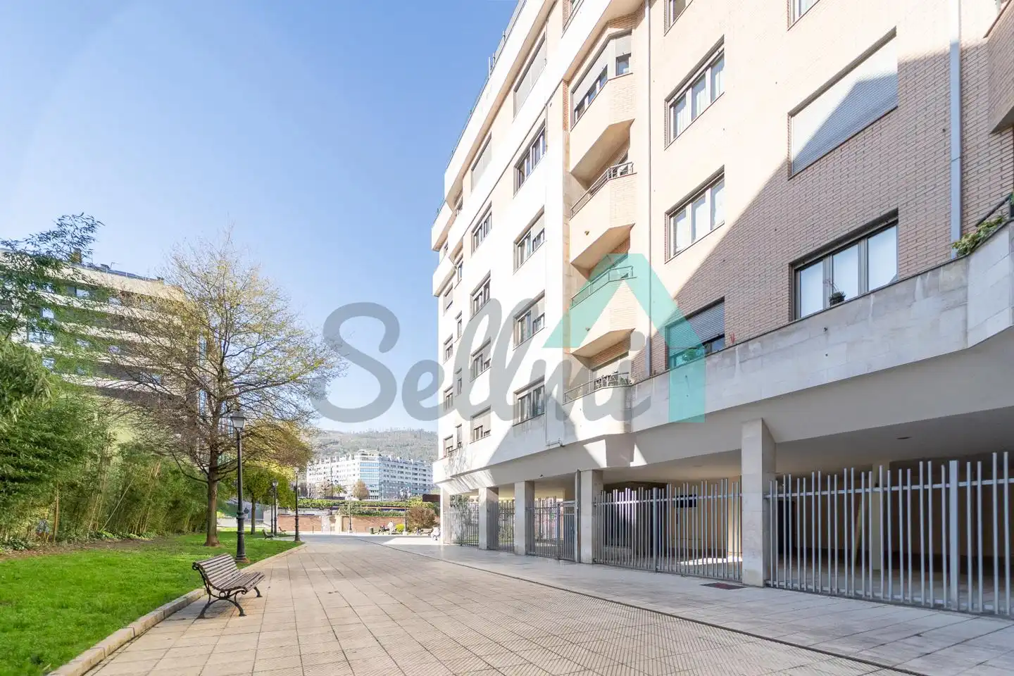 Vista exterior de Ático en venta en Oviedo  con Calefacción, Parquet y Terraza