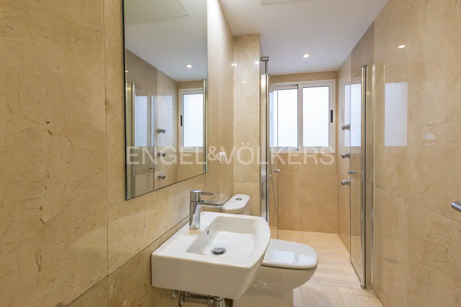 Baño de Piso en venta en Valencia con Aire acondicionado, Calefacción y Terraza