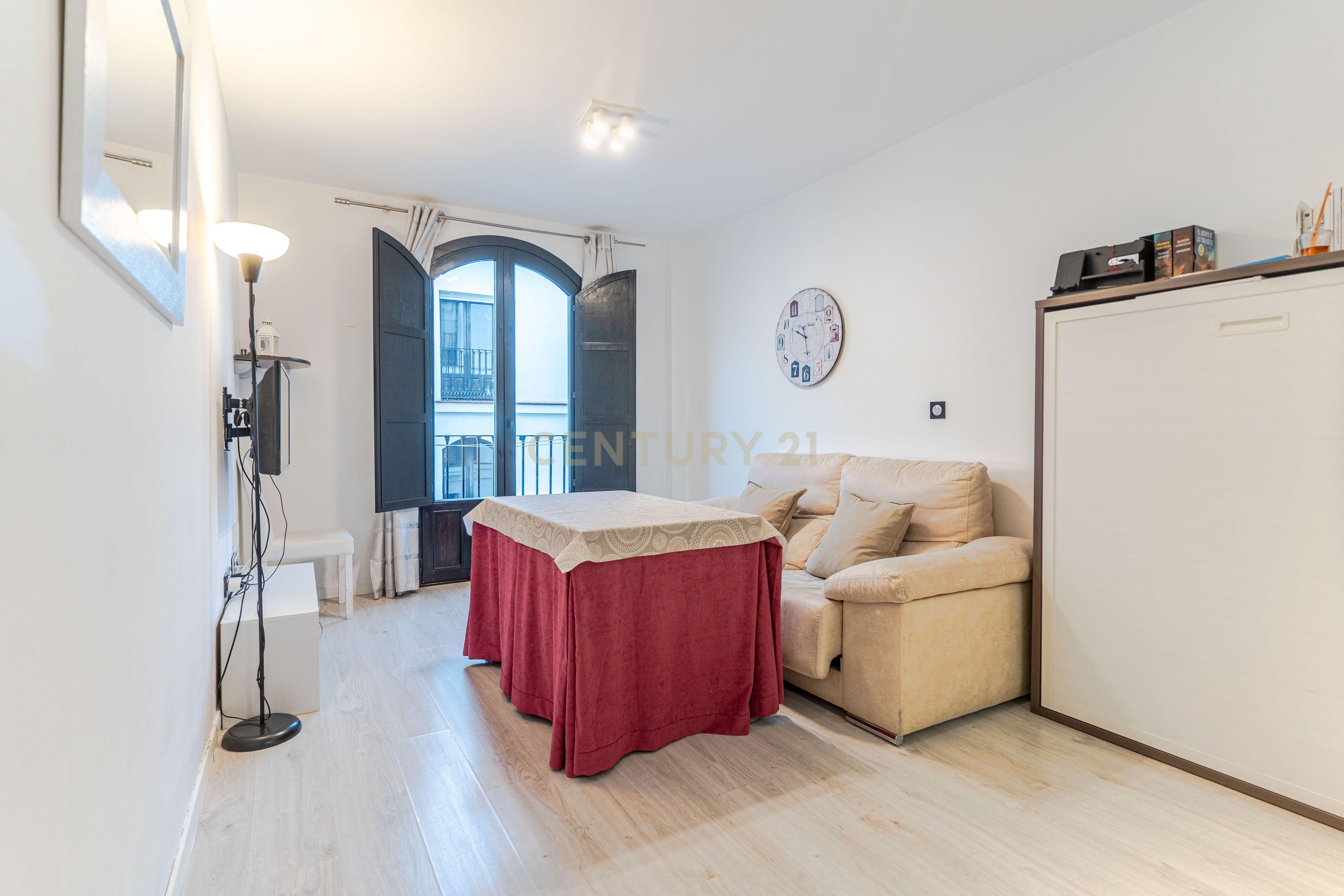 Dormitori de Apartament en venda en Vélez de Benaudalla amb Balcó i Piscina comunitària