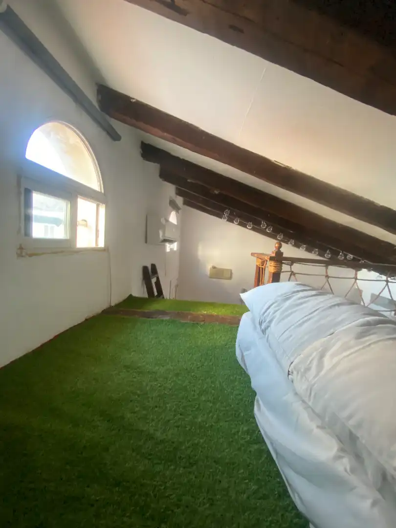 Schlafzimmer von Dachboden zur Miete in Madrid mit Klimaanlage, Heizung und Möbliert