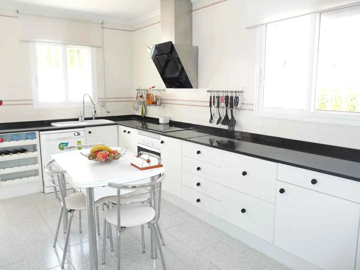 Cuina de Casa o xalet de lloguer en Dénia amb Aire condicionat, Jardí privat i Terrassa