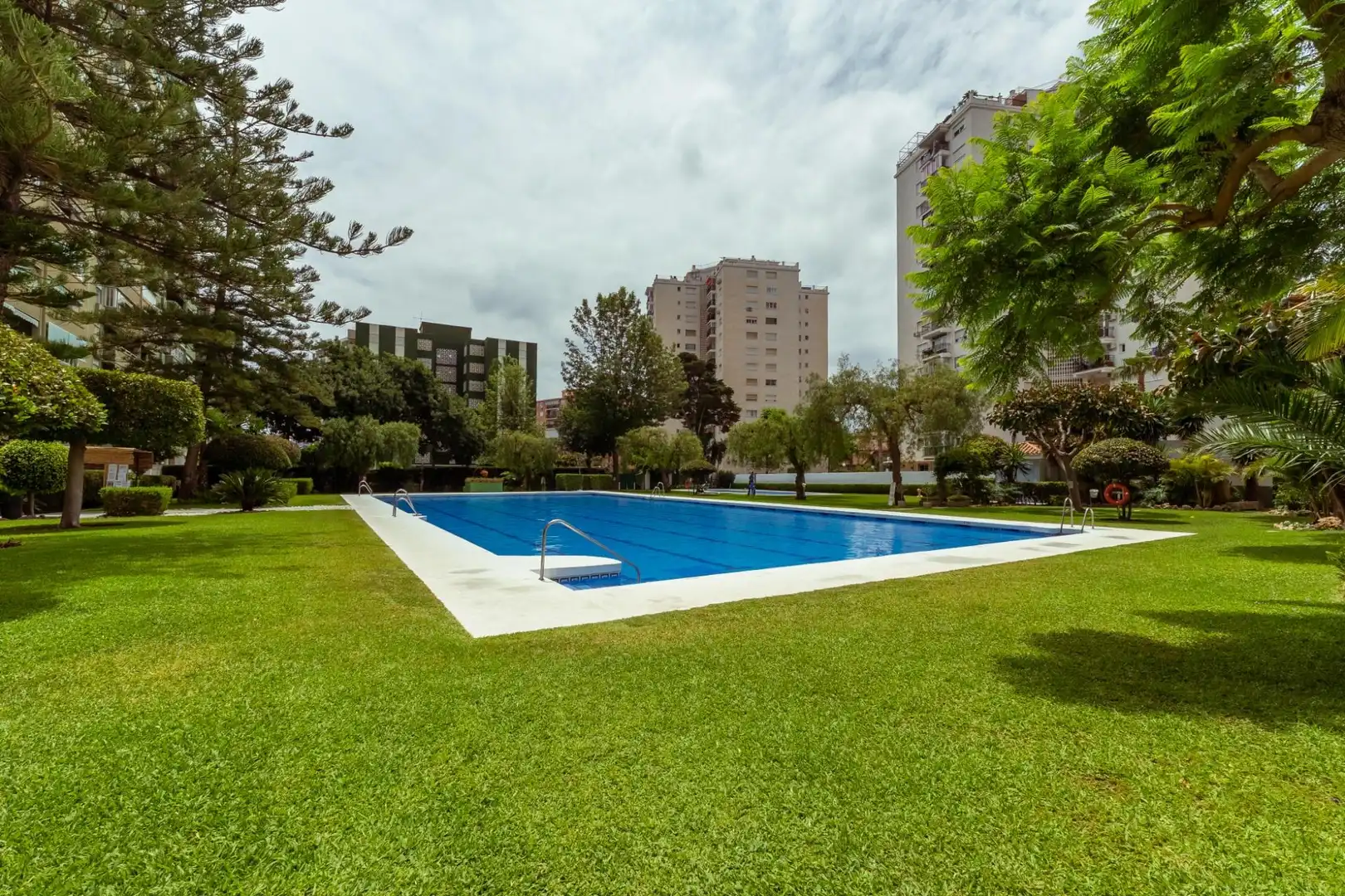 Schwimmbecken von Wohnung zum Verkauf in Fuengirola mit Klimaanlage, Heizung und Gemeinschaftspool