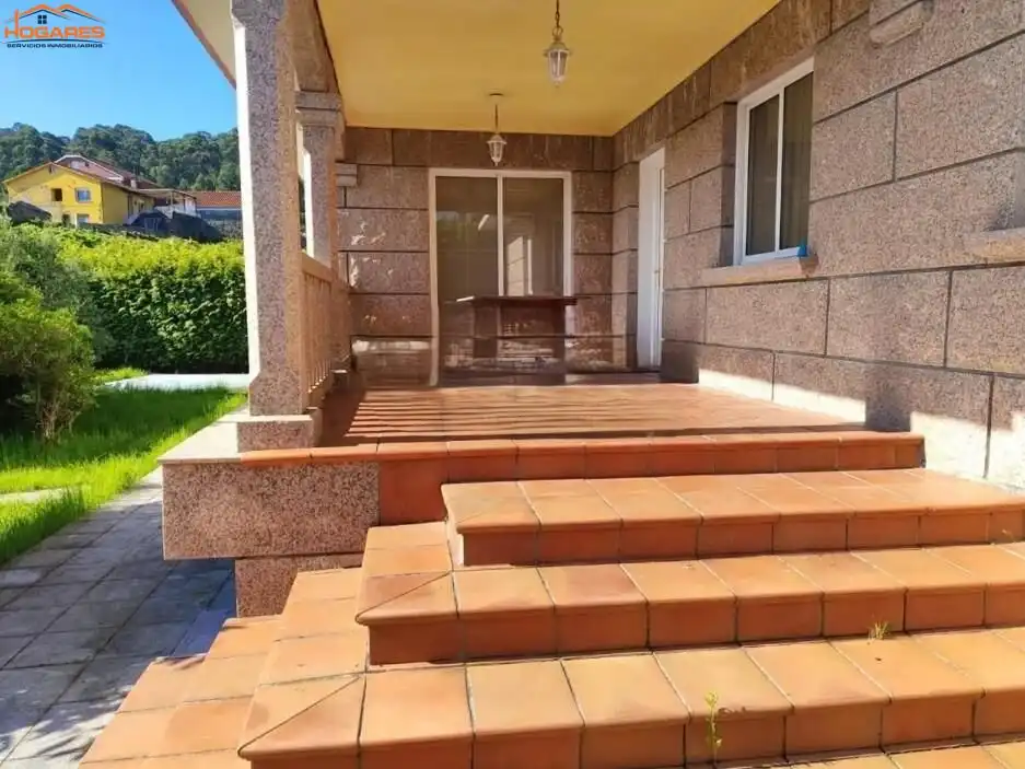 Terrassa de Casa o xalet en venda en Cangas  amb Piscina