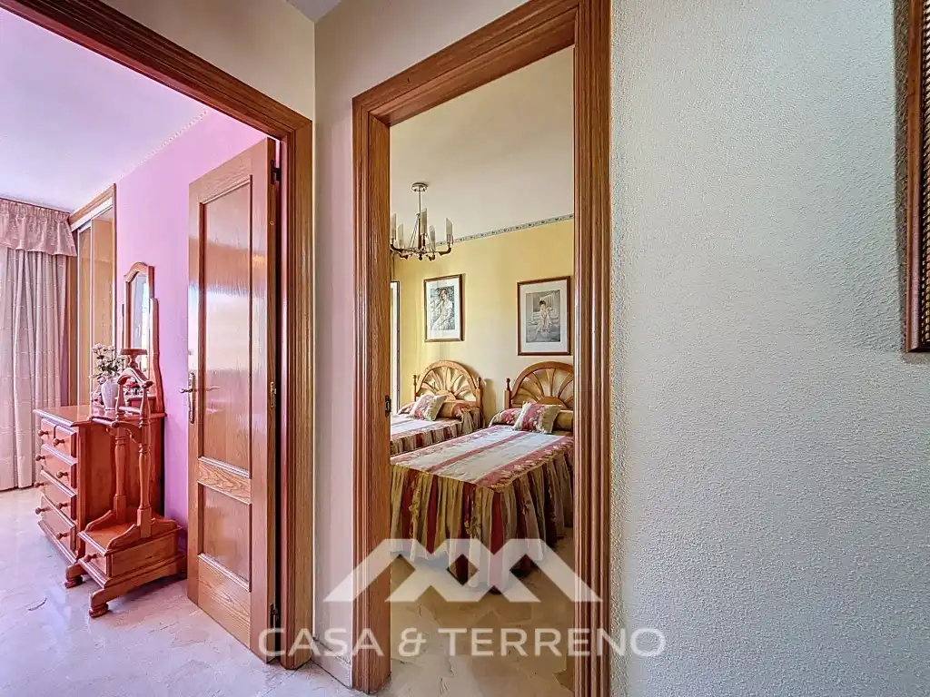 Dormitori de Casa adosada en venda en Vélez-Málaga amb Aire condicionat, Piscina i Microones