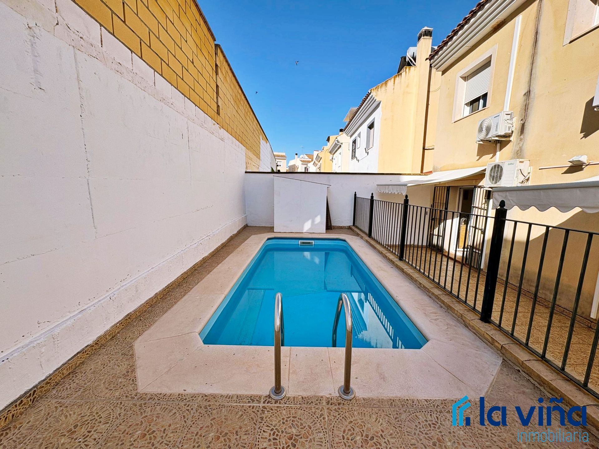 Piscina de Casa adosada en venda en Mollina amb Aire condicionat, Terrassa i Piscina