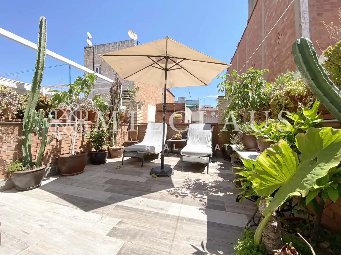 Terrasse von Einfamilien-Reihenhaus zum Verkauf in L'Hospitalet de Llobregat mit Klimaanlage, Heizung und Parkett
