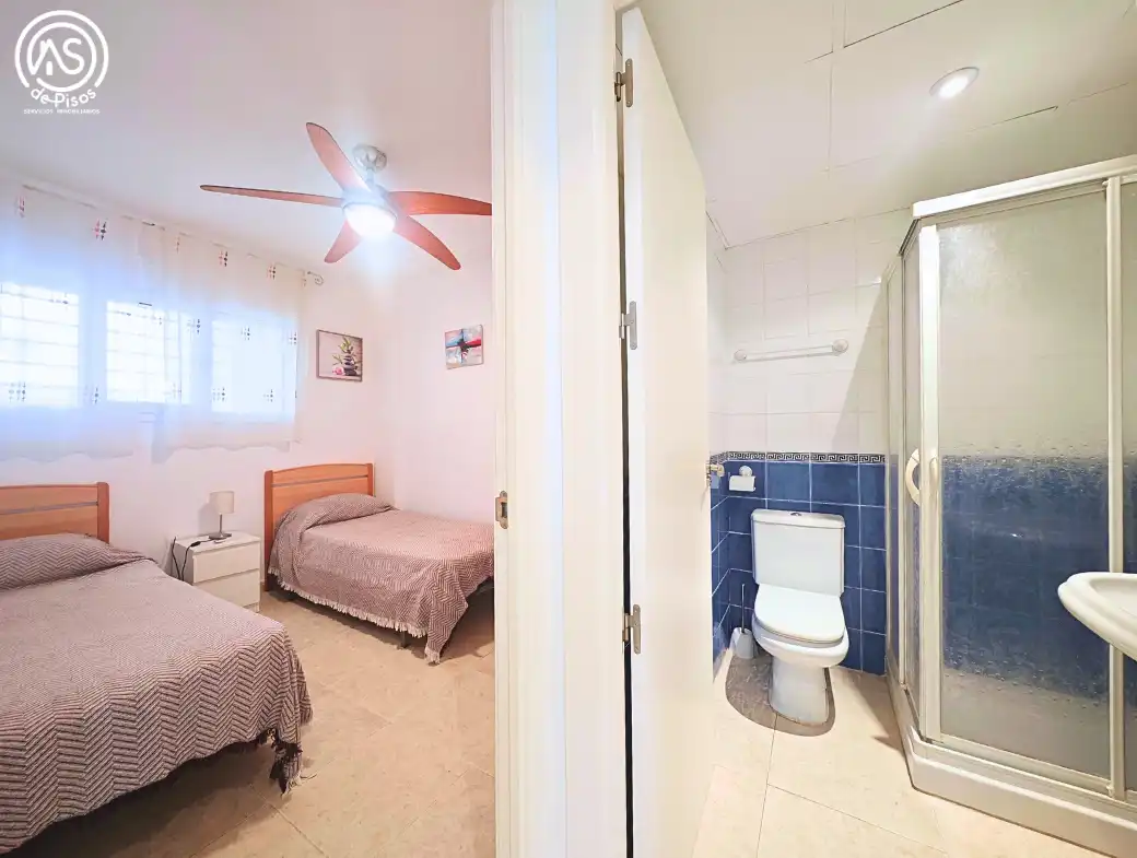 Bany de Apartament de lloguer en Mont-roig del Camp amb Aire condicionat, Calefacció i Jardí privat