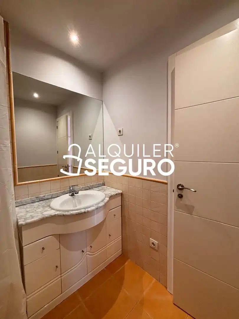 Bathroom of Attic for rent in Madrid  with Air Conditioner, Heating and Terrace