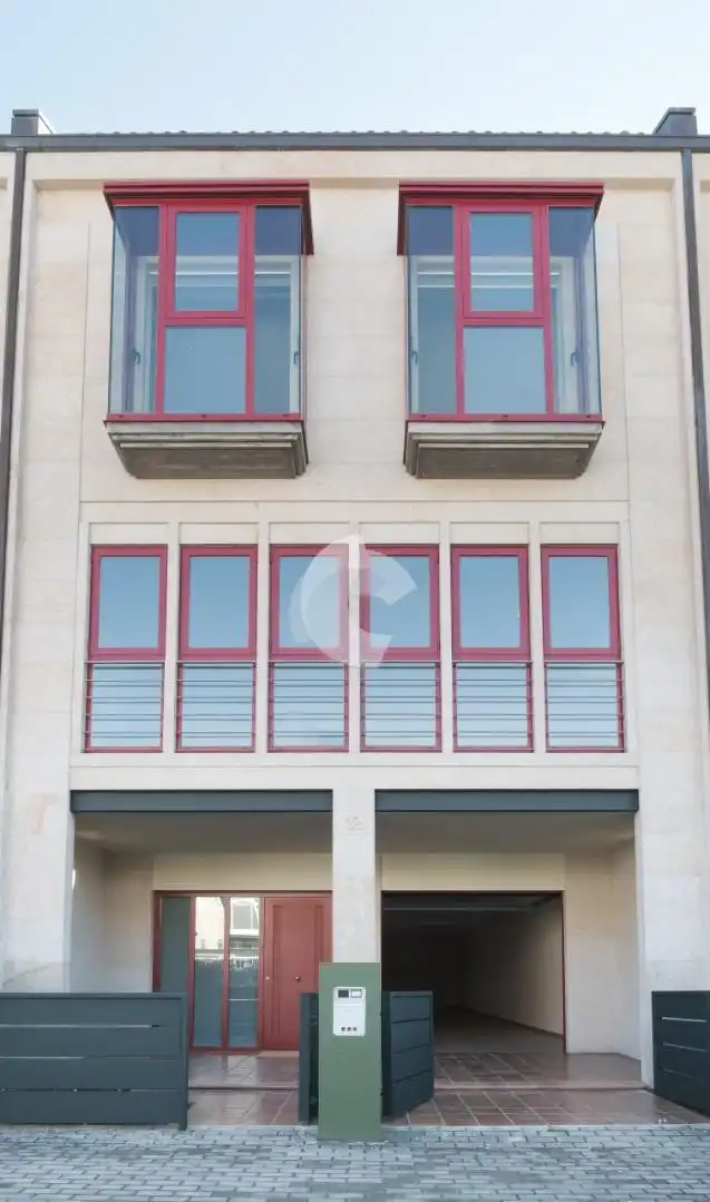 Vista exterior de Casa adosada en venda en Ourense Capital  amb Jardí privat