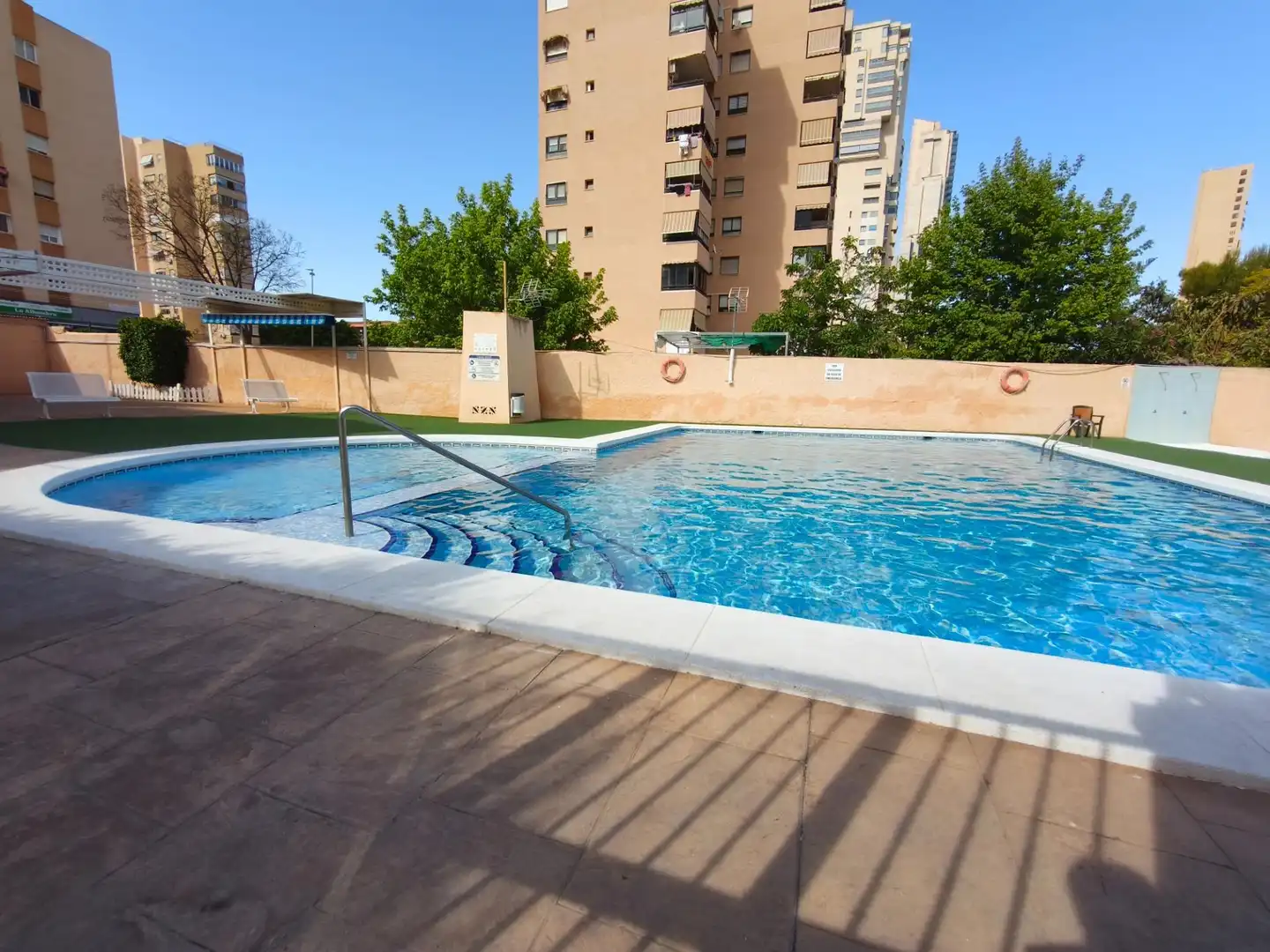 Piscina de Casa adosada en venda en Benidorm amb Aire condicionat, Jardí privat i Terrassa