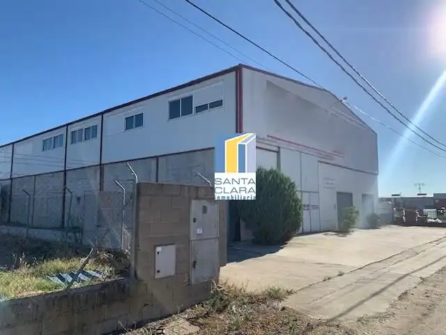 Vista exterior de Nau industrial en venda en Coreses