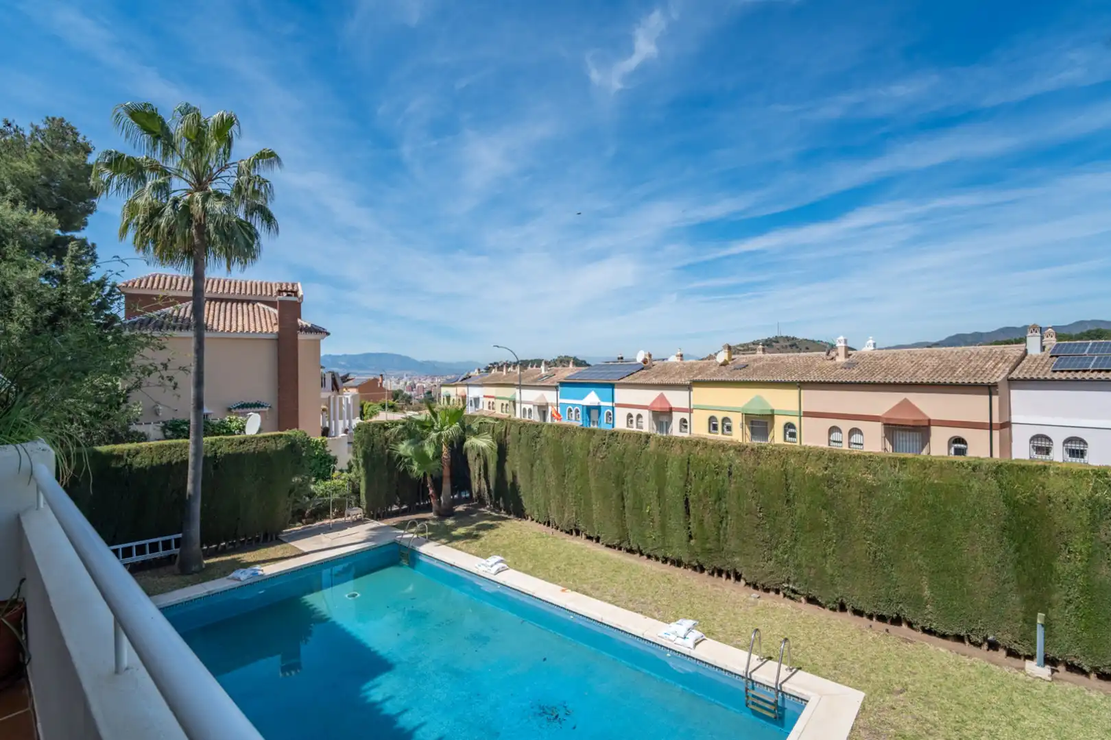 Vista exterior de Casa adosada en venda en Málaga amb Aire condicionat, Traster i Piscina