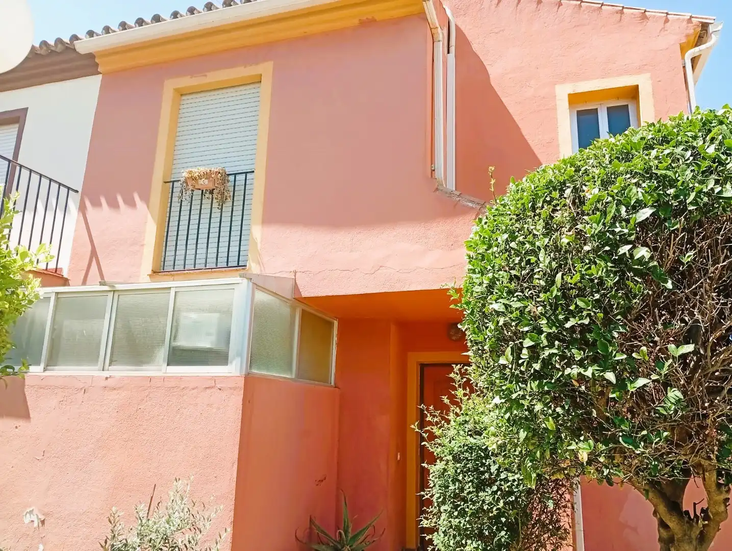 Exterior view of Detached homes for sale in Estepona  with Private garden and Terrace