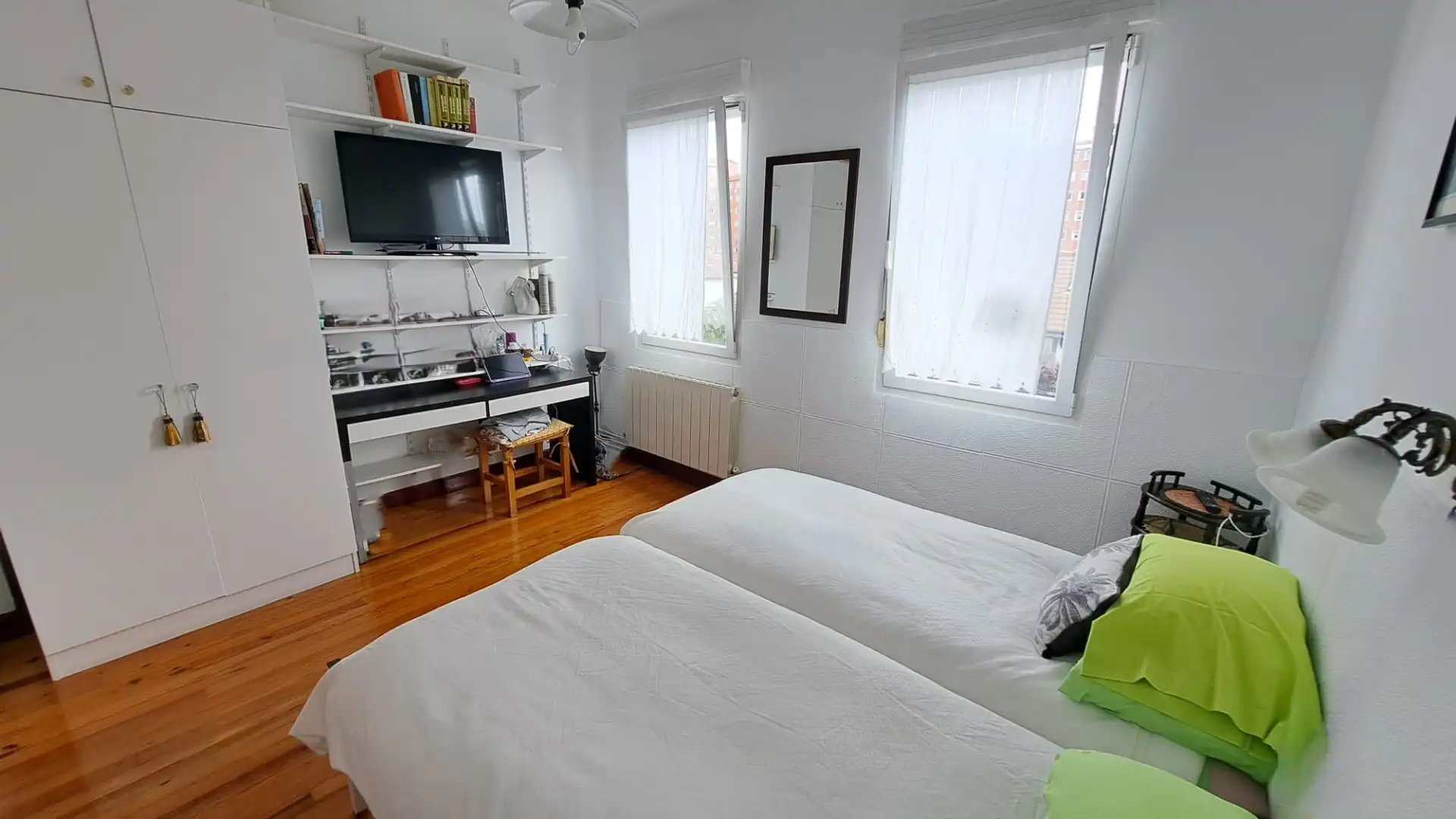 Dormitori de Casa o xalet en venda en Bilbao  amb Calefacció, Jardí privat i Terrassa