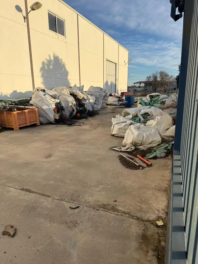 Parkplatz von Fabrikhallen zum Verkauf in Camarena