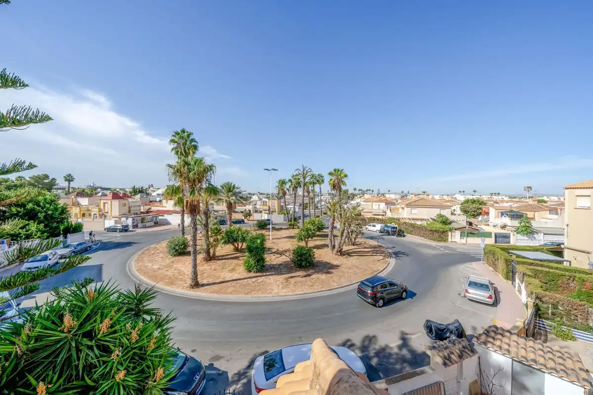 Vista exterior de Dúplex en venda en Torrevieja amb Calefacció, Jardí privat i Terrassa