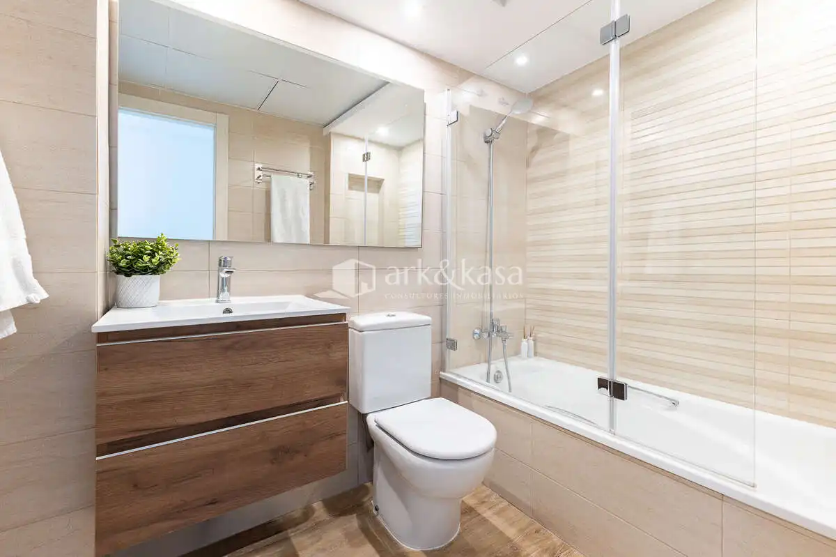 Badezimmer von Wohnung zum Verkauf in Valencia mit Klimaanlage, Abstellraum und Ofen