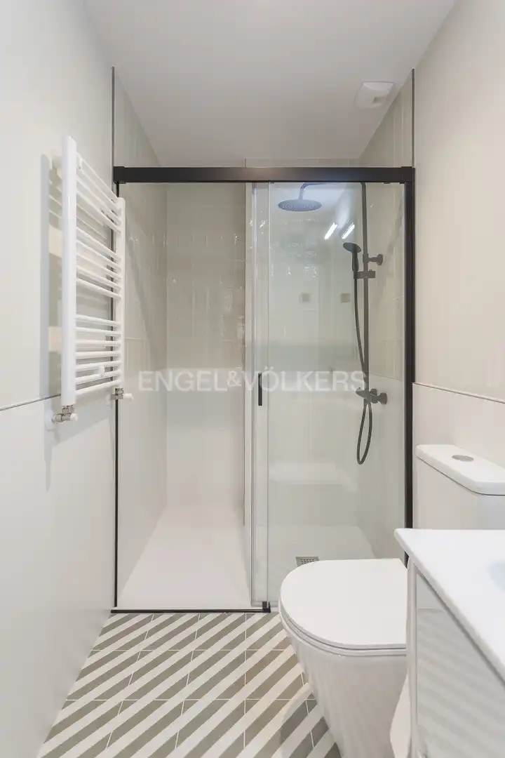 Baño de Piso de alquiler en Madrid con Aire acondicionado, Calefacción y Jardín privado