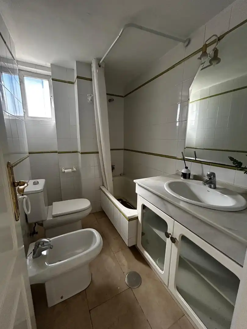 Baño de Piso de alquiler en Córdoba con Aire acondicionado, Jardín privado y Piscina comunitaria