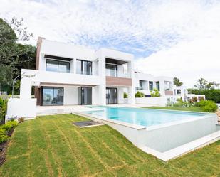 Vista exterior de Casa o xalet en venda en Marbella amb Aire condicionat, Jardí privat i Terrassa