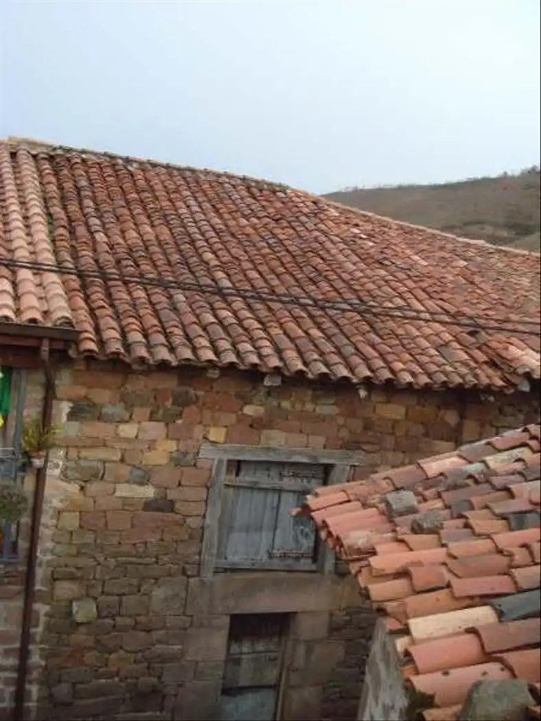 Vista exterior de Edificio en venta en Cabuérniga