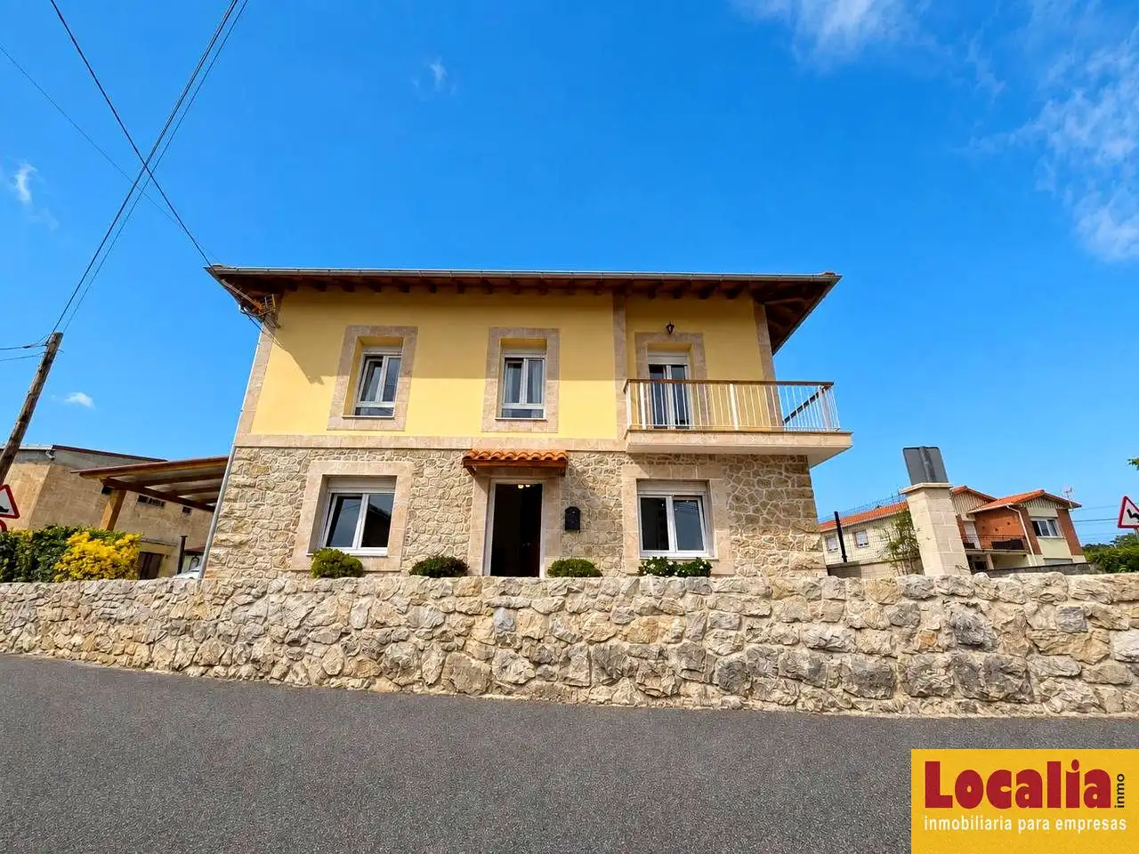 Vista exterior de Casa o chalet en venta en Miengo con Jardín privado, Terraza y Amueblado