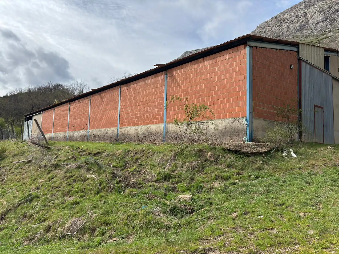 Vista exterior de Nave industrial en venta en Valdepiélago