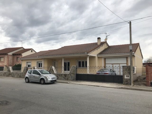 Vista exterior de Casa o chalet en venta en Gomezserracín con Jardín privado