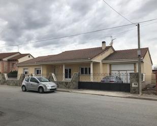 Vista exterior de Casa o xalet en venda en Gomezserracín amb Jardí privat