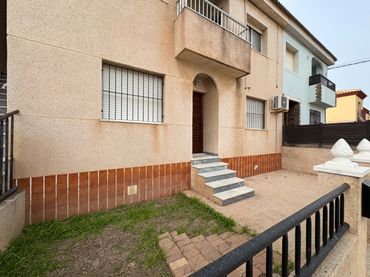 Baixos amb balcó en venda a Calle Santa Ana 11