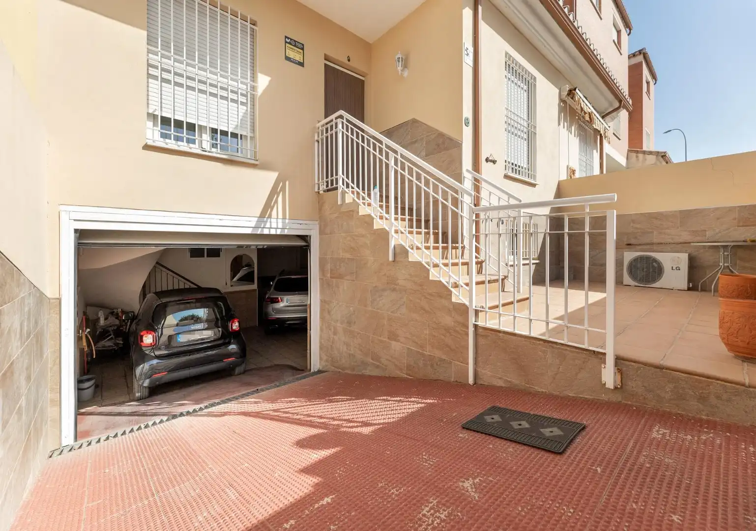Parking de Casa adosada en venta en Granada con Calefacción