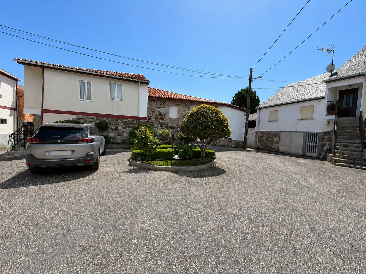 Parkplatz von Einfamilien-Reihenhaus zum Verkauf in San Xoán de Río mit Heizung, Parkett und Möbliert