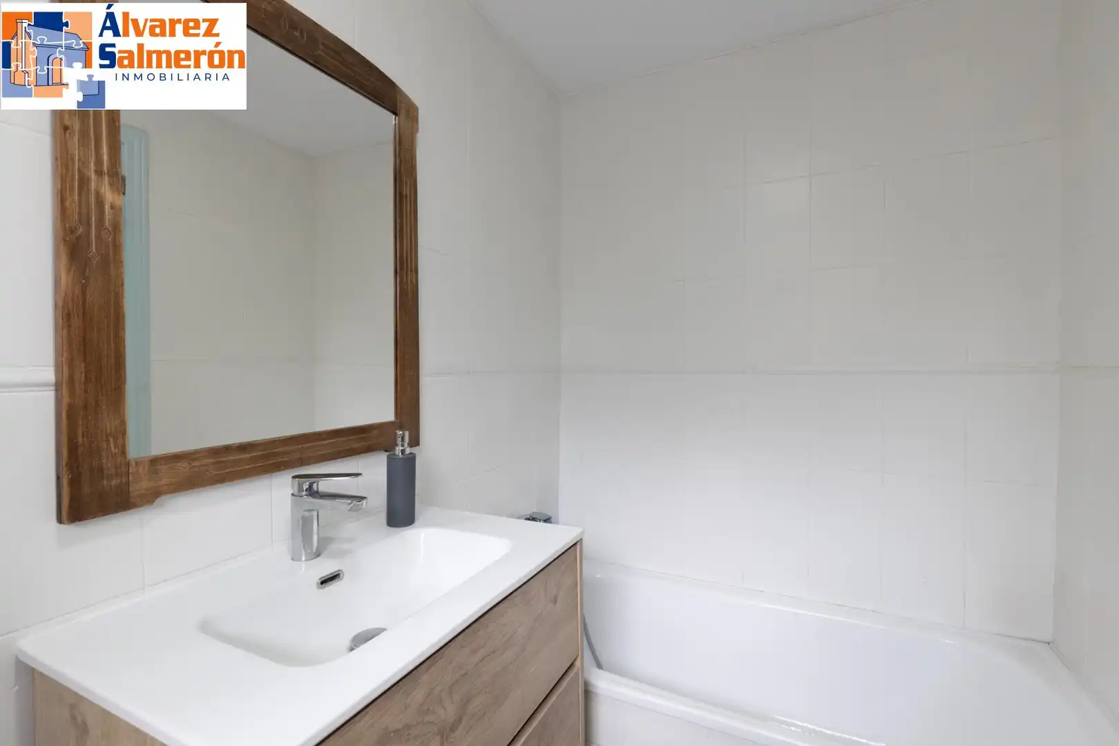 Bathroom of Houses for sale in Altos de la Zubia