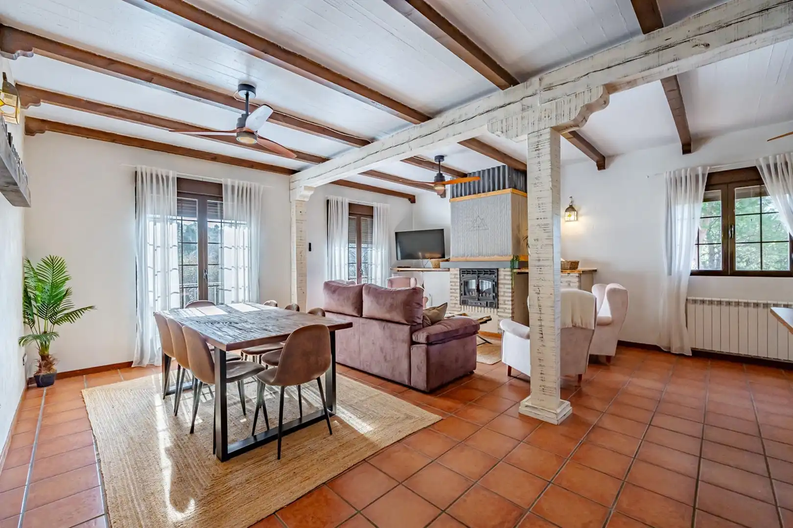 Sala d'estar de Finca rústica en venda en El Tiemblo  amb Calefacció, Jardí privat i Terrassa