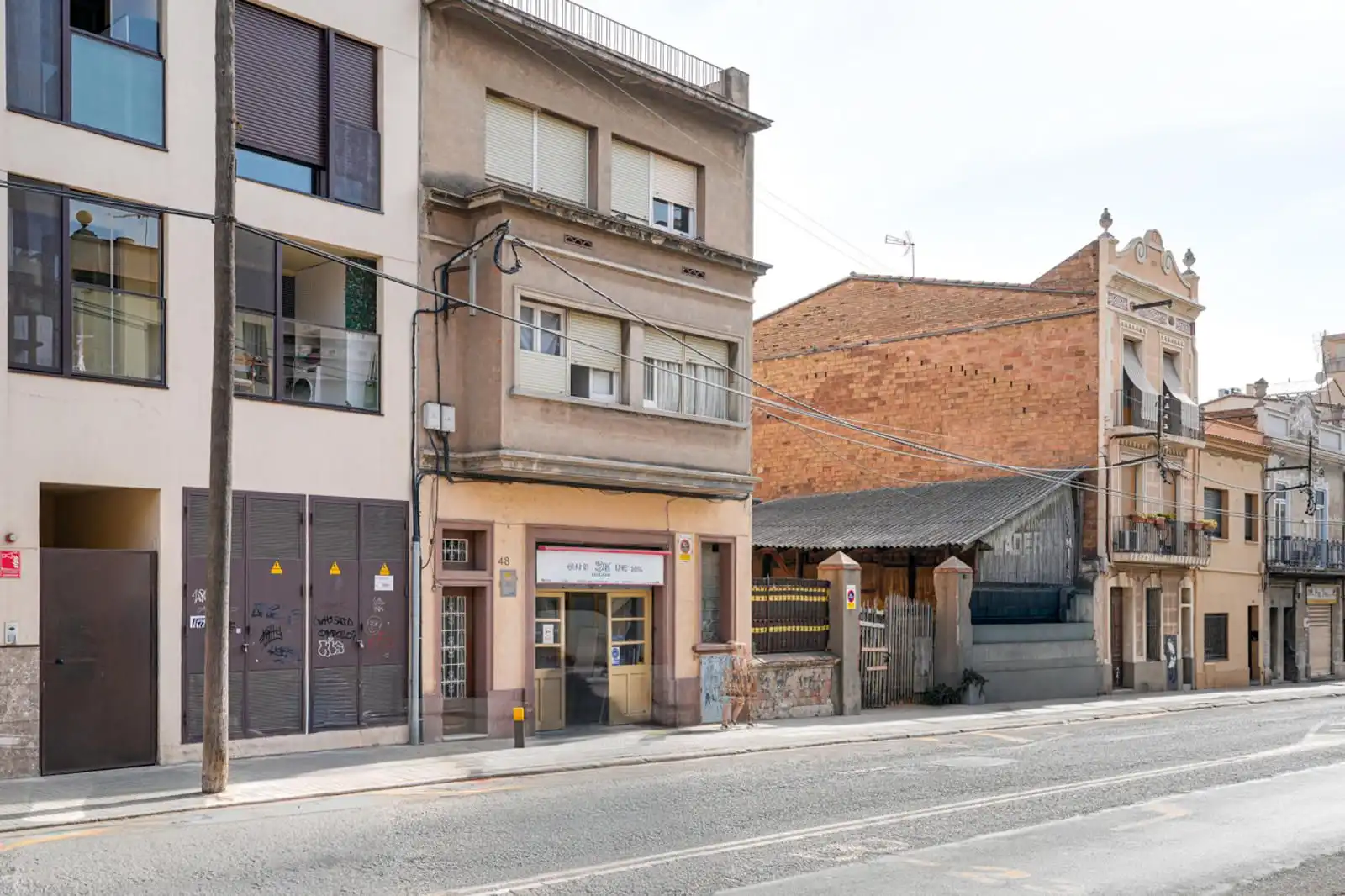 Vista exterior de Edifici en venda en Sant Feliu de Llobregat