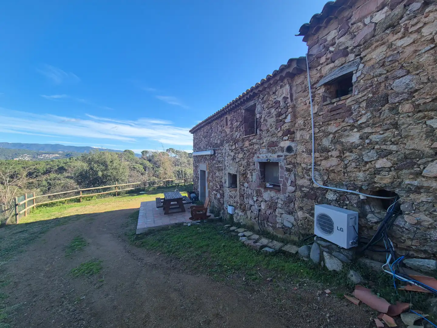 Vista exterior de Finca rústica en venta en Santa Eulàlia de Ronçana con Aire acondicionado, Calefacción y Jardín privado