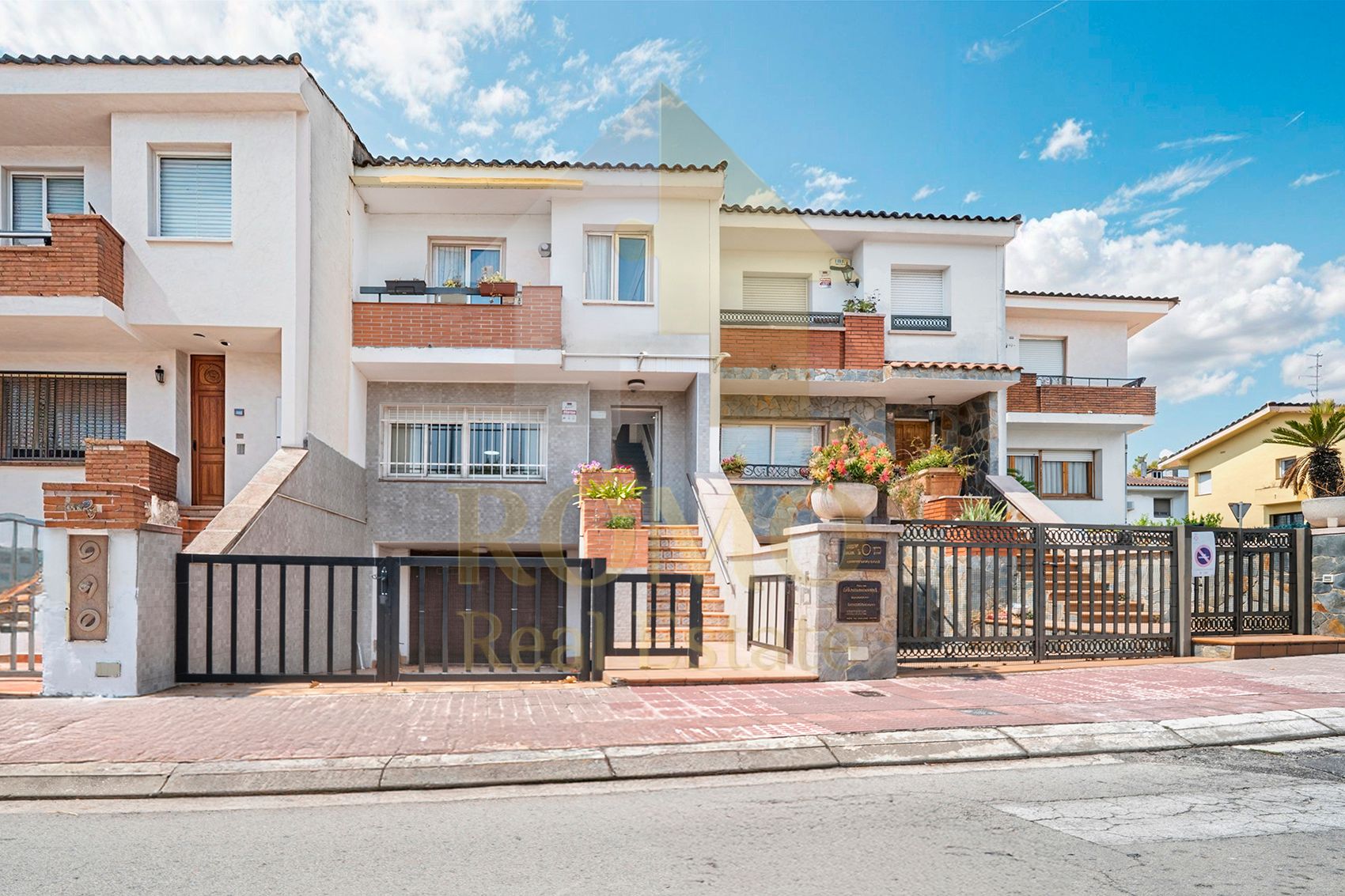 Exterior view of Single-family semi-detached for sale in Santa Perpètua de Mogoda  with Balcony