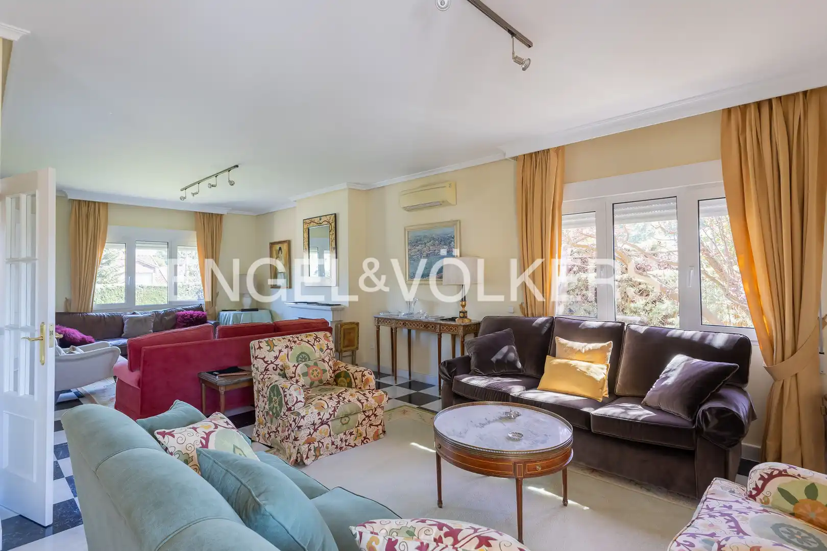 Sala d'estar de Casa o xalet en venda en Boadilla del Monte amb Aire condicionat, Calefacció i Jardí privat