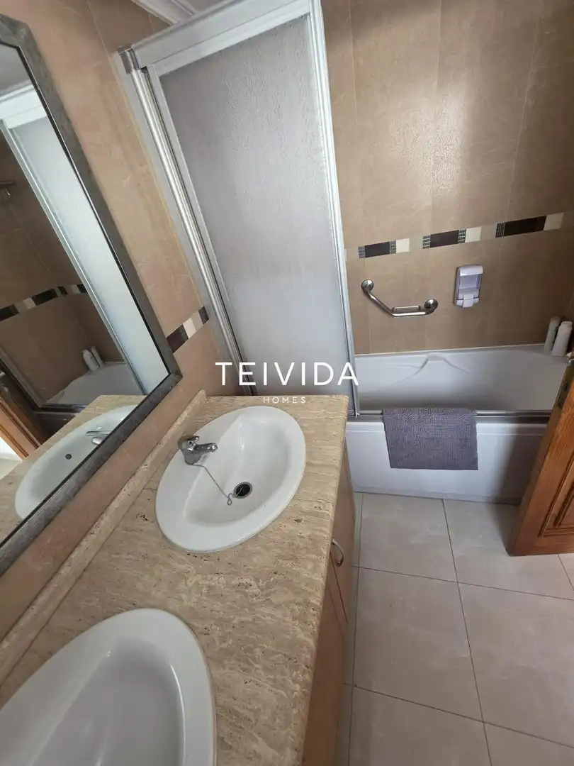 Baño de Piso en venta en Arona con Terraza, Piscina y Piscina comunitaria