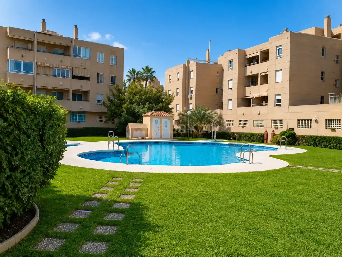 Schwimmbecken von Wohnungen zum Verkauf in Málaga mit Klimaanlage, Privatgarten und Abstellraum